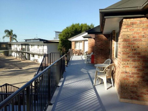Beach Drive Motel - Lightning Ridge Tourism 1
