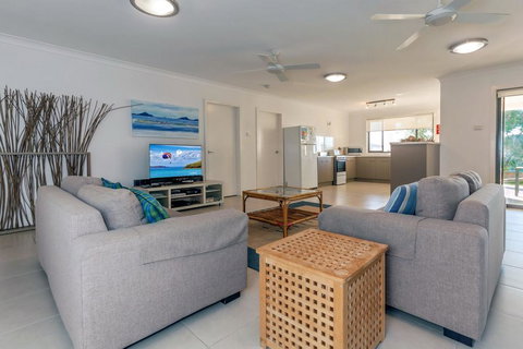 Beach House, Pacific Road, 1/20 - Lightning Ridge Tourism 1