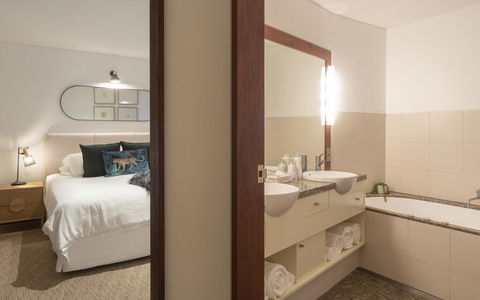 Beach Suites - Lightning Ridge Tourism 1