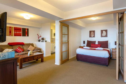 Beachfront Apartment Blackmans Bay - Lightning Ridge Tourism 3