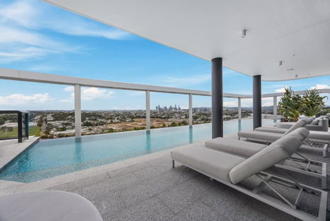 Rivello Apartments - Free Secure Car Park, 6km To City, Ferry Terminal, Eat Street, Rooftop Pool, Sauna, Portside Dinning - Lightning Ridge Tourism 1
