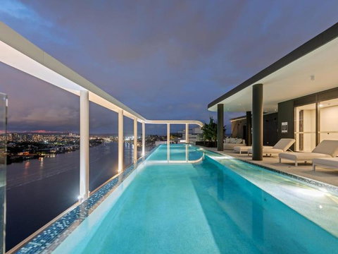Rivello Apartments - Free Secure Car Park, 6km To City, Ferry Terminal, Eat Street, Rooftop Pool, Sauna, Portside Dinning - Lightning Ridge Tourism 0