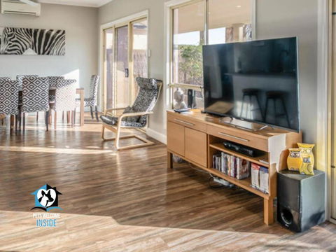 Renovated Beautiful Holiday Home With A Private Beach & Stunning Views! - Lightning Ridge Tourism 2