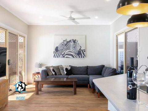 Renovated Beautiful Holiday Home With A Private Beach & Stunning Views! - Lightning Ridge Tourism 3