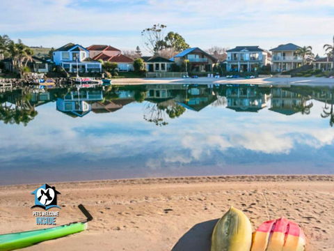 Renovated Beautiful Holiday Home With A Private Beach & Stunning Views! - Lightning Ridge Tourism 0