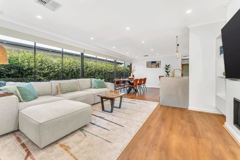 Redbrick Retreat - Generous Coastal Escape - Lightning Ridge Tourism 0