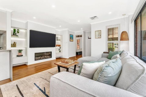 Redbrick Retreat - Generous Coastal Escape - Lightning Ridge Tourism 1