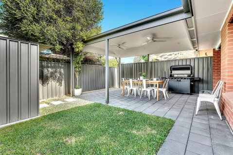 Redbrick Retreat - Generous Coastal Escape - Lightning Ridge Tourism 3