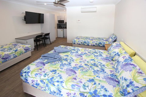 Reef Gardens Motel - Lightning Ridge Tourism 3