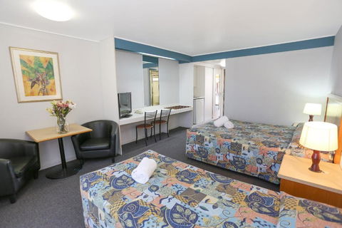 Reef Resort Motel - Lightning Ridge Tourism 2