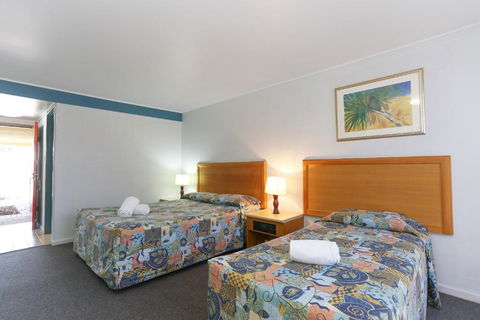 Reef Resort Motel - Lightning Ridge Tourism 3