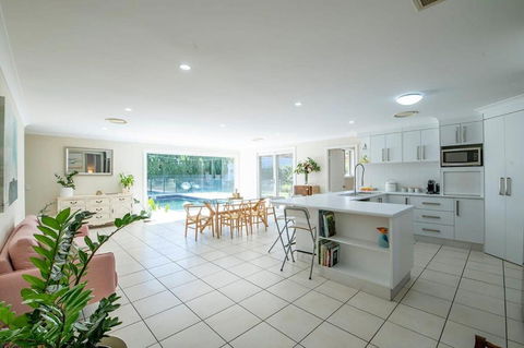 Regand Retreat - Luxurious Family Home, Pool - Lightning Ridge Tourism 3