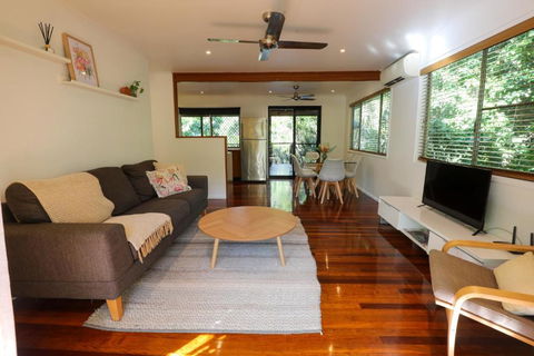 Regent Bower Cottage - Lightning Ridge Tourism 1