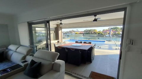 Relax Poolside By The Canal - Lightning Ridge Tourism 0