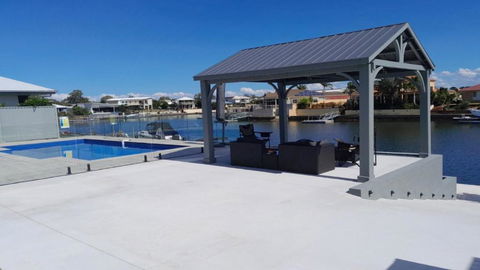 Relax Poolside By The Canal - Lightning Ridge Tourism 1
