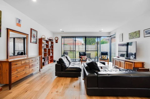 Relaxing Bentleigh Executive Family Getaway - Lightning Ridge Tourism 2