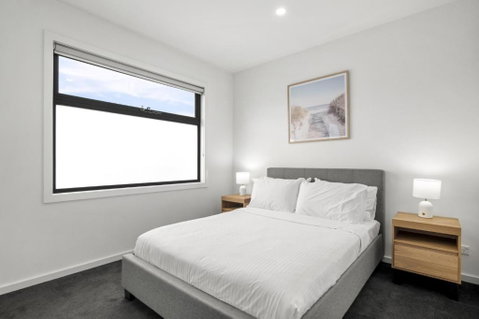 Relaxing Family Townhouse Near Melbournes CBD - Lightning Ridge Tourism 1