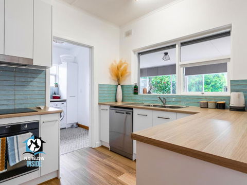 Renovated 3BR One Street To Beach - Lightning Ridge Tourism 3