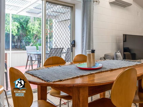 Renovated 3BR One Street To Beach - Lightning Ridge Tourism 2