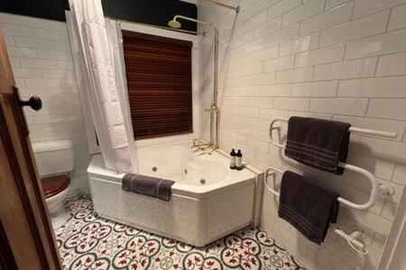Renovated Cottage Near Cataract Gorge Launceston - Lightning Ridge Tourism 3