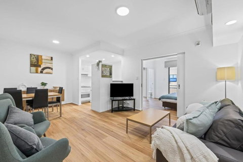 Renovated Family Apartment With Pool & WiFi - Lightning Ridge Tourism 1