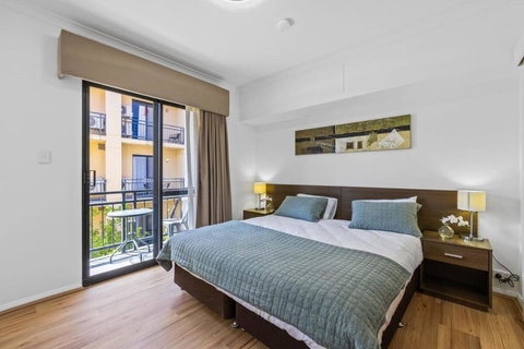 Renovated Family Apartment With Pool & WiFi - Lightning Ridge Tourism 2