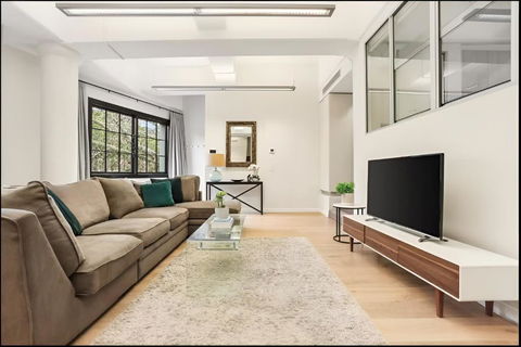 Renovated Warehouse Conversion In Heart Of Sydney - Lightning Ridge Tourism 1