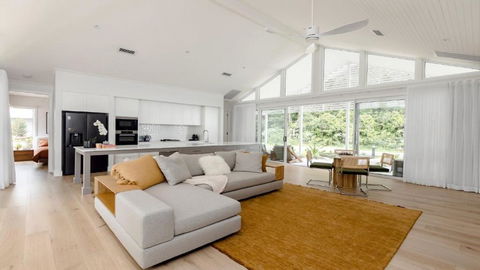 Resort Style Living With Pool, Tennis Court And Beach - Lightning Ridge Tourism 0