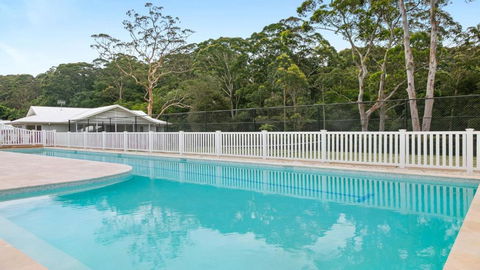 Resort Style Living With Pool, Tennis Court And Beach - Lightning Ridge Tourism 1