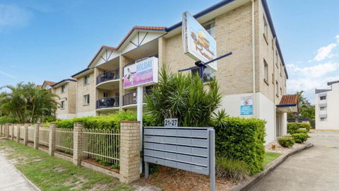 Resort Style Unit Across From The Water - Lightning Ridge Tourism 1