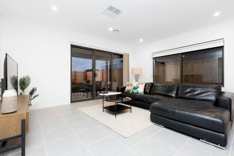 ResortStyle 4BR House With Parking - Lightning Ridge Tourism 3