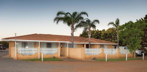Rhodeside Lodge - Lightning Ridge Tourism 2