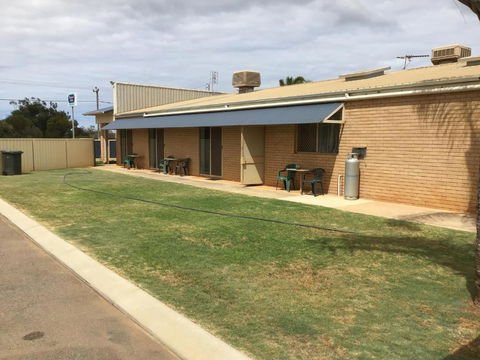 Rhodeside Lodge - Lightning Ridge Tourism 1