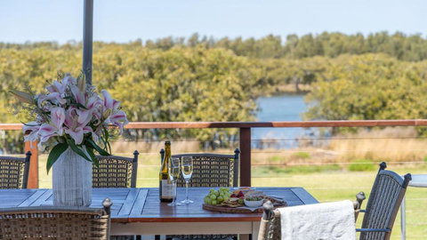 Riverside Retreat, Coolangatta, Near Seven Mile Beach - Lightning Ridge Tourism 2