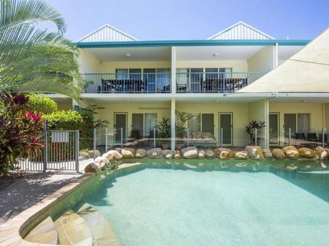 SAILS 9 Beachfront Getaway Horseshoe Bay - Lightning Ridge Tourism 0