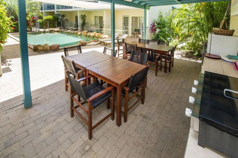 SAILS 9 Beachfront Getaway Horseshoe Bay - Lightning Ridge Tourism 3