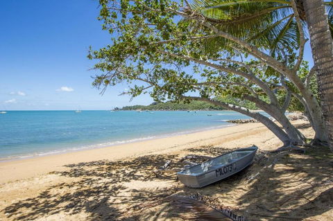 SAILS 9 Beachfront Getaway Horseshoe Bay - Lightning Ridge Tourism 1