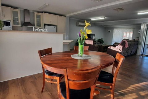 Rosella Lodge - Lightning Ridge Tourism 1