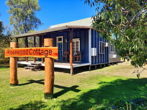 Rosewood Cottage -Entire 2 Bedroom Home With Netflix & WiFi - Lightning Ridge Tourism 1