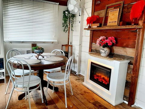 Rosewood Cottage -Entire 2 Bedroom Home With Netflix & WiFi - Lightning Ridge Tourism 2