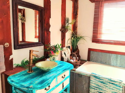 Rosewood Cottage -Entire 2 Bedroom Home With Netflix & WiFi - Lightning Ridge Tourism 3