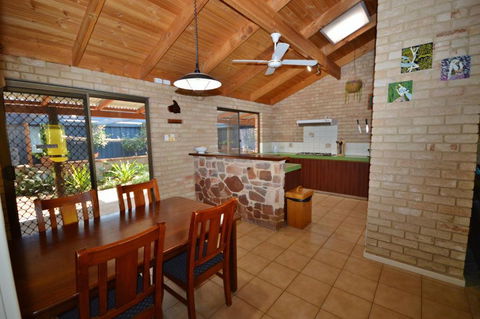 Rossys Retreat - Kalbarri WA - Lightning Ridge Tourism 3