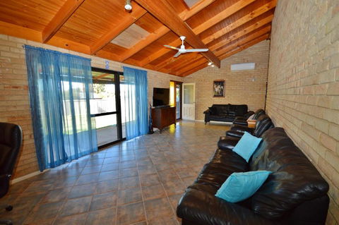 Rossys Retreat - Kalbarri WA - Lightning Ridge Tourism 0