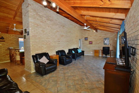 Rossys Retreat - Kalbarri WA - Lightning Ridge Tourism 2