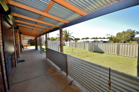 Rossys Retreat - Kalbarri WA - Lightning Ridge Tourism 1