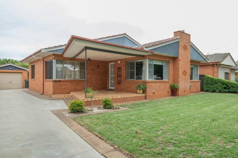Roycox Cottage - Charming Escape, Fireplace - Lightning Ridge Tourism 3