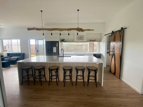 Rules Beach House QLD 4674- Opt 2 - 3BDR Unit, 2BR - Lightning Ridge Tourism 0