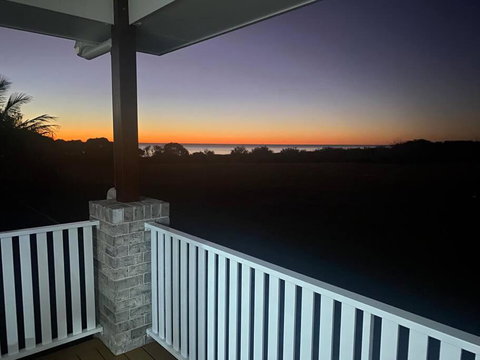 Rules Beach House QLD 4674- Opt 2 - 3BDR Unit, 2BR - Lightning Ridge Tourism 3