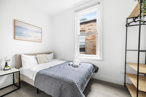 Rustic Double Room - Central Location In Kensington - Shared Bathroom - Lightning Ridge Tourism 0