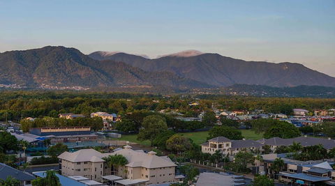 Rydges Esplanade Resort Cairns - Lightning Ridge Tourism 1
